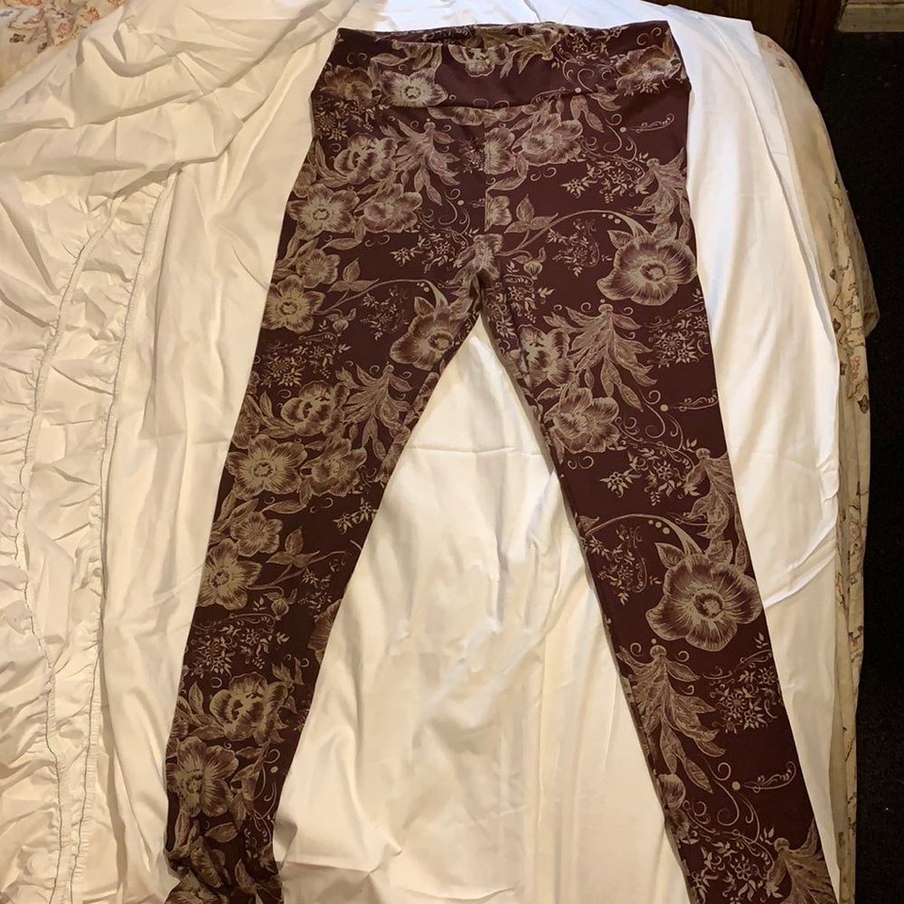 Very soft LuLaRoe leggings burgundy with floral